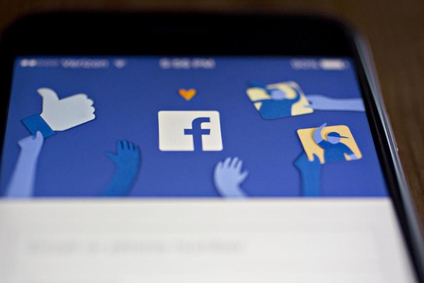 Facebook sta classificando gli utenti in base alla loro segnalazioni di notizie false Facebook su cellulare