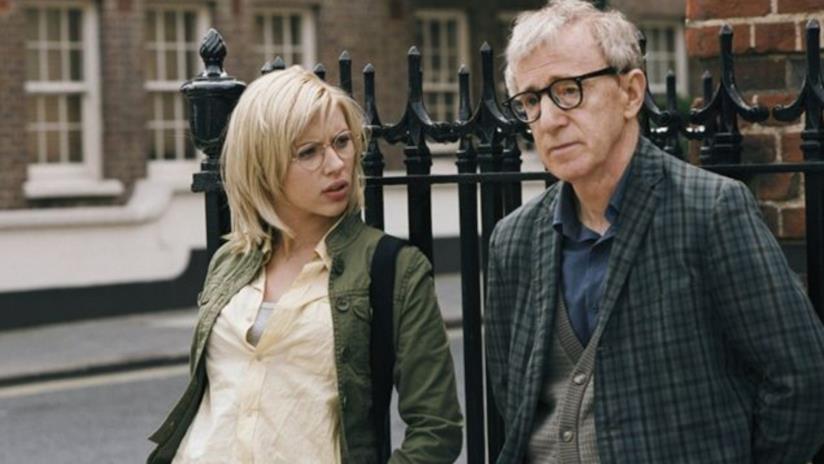 Sta per uscire l'autobiografia di Woody Allen Scarlett Johansson e Woody Allen passeggiano nel film Scoop