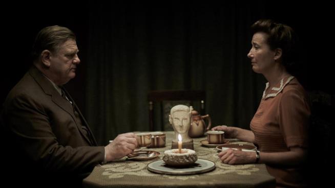 Lettere da Berlino, la recensione: la quieta rivolta contro il Nazismo Brendan Gleeson e Emma Thompson