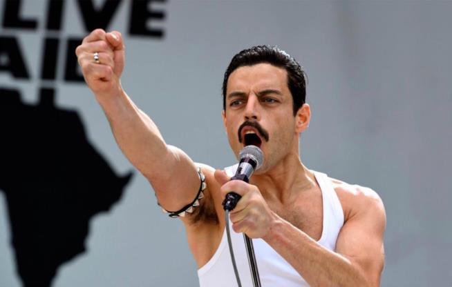 Rami Malek parla della sua trasformazione in Freddie Mercury Rami Malek nei panni di Freddie Mercury