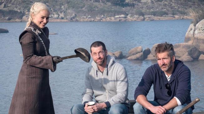 Le riprese di Game of Thrones 8 hanno preso il via Emilia Clarke pronta a colpire con un enorme mestolo gli showrunner di Game of Thrones