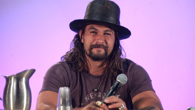 Jason Momoa trova molto divertente la fanart di Aquaman basata sullo spot del Super Bowl Jason Momoa a un incontro con la stampa e i fan