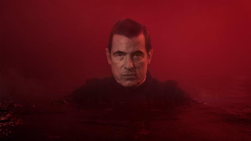 Dracula, Claes Bang apre all'ipotesi di una seconda stagione Claes Bang in una scena della mini-serie Netflix Dracula
