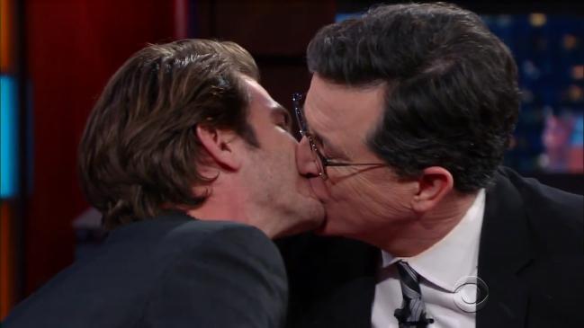 Il bacio di Andrew Garfield a Colbert Il bacio di Andrew Garfield a Colbert durante il talk show