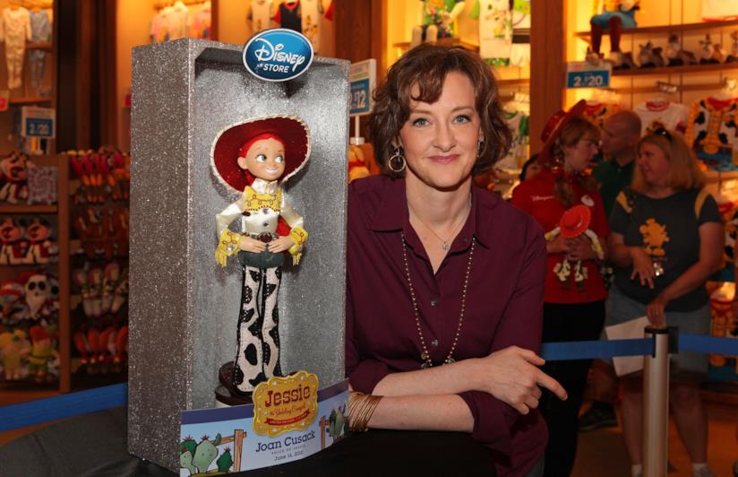 HBO Max è vicina a chiudere un accordo con l'attrice Joan Cusack per la serie TV su Julia Child L'attrice Joan Cusack insieme al giocattolo Jessie da Toy Story (che lei stessa ha doppiato)