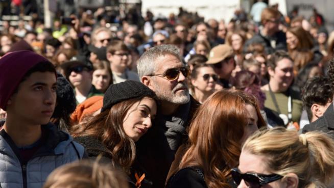 #MarchForOurLives, le star in corteo George Clooney e Amal a #MarchForOurLives