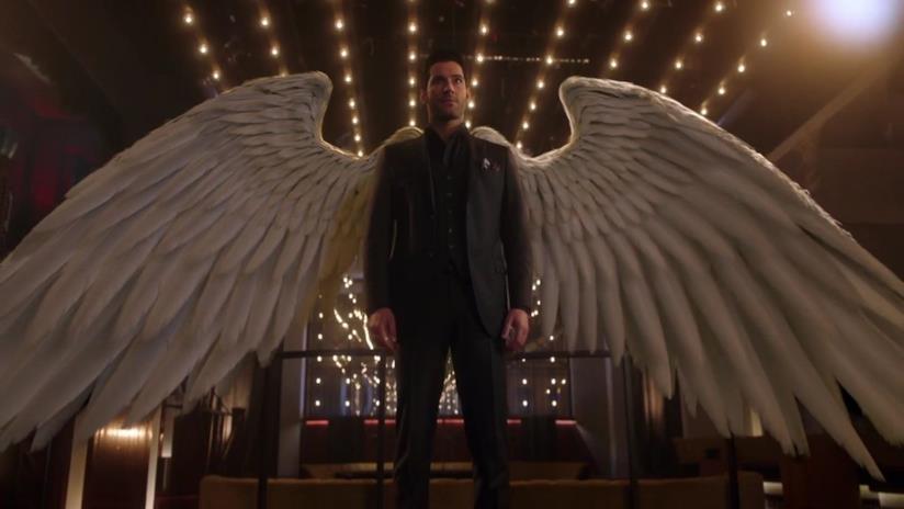 Sì, la stagione 5 di Lucifer sarà l'ultima (ma avrà più episodi del previsto) Tom Ellis apre le ali in una scena di Lucifer