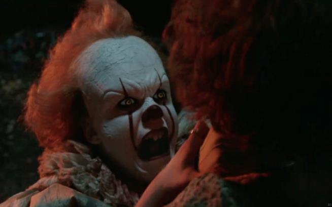 IT, Pennywise uccideva un neonato in una scena poi tagliata Bill Skarsgård nei panni di Pennywise