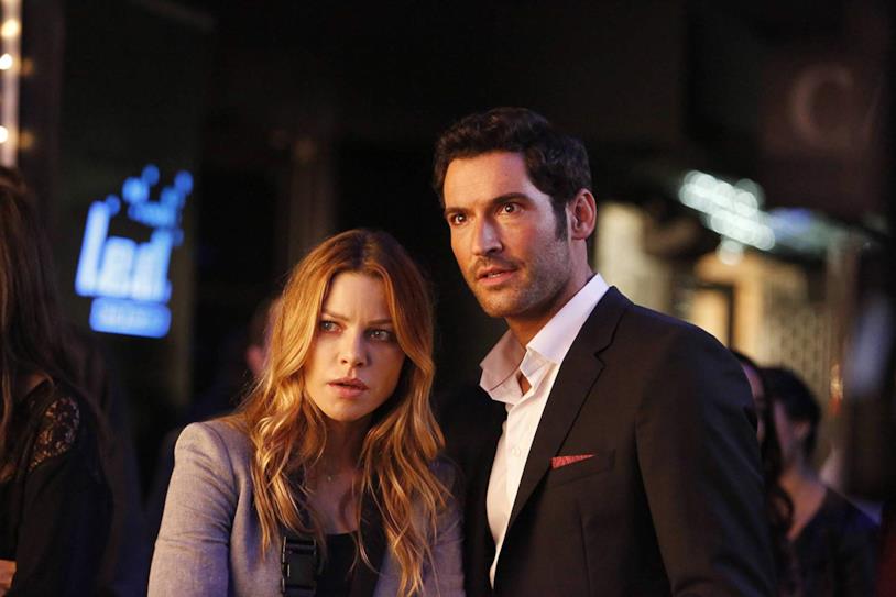 Lucifer: in arrivo la quinta stagione Lauren German e Tom Ellis in una scena