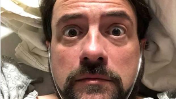 Kevin Smith: l'attacco di cuore, il video per ringraziare i fan e la polemica contro Chris Pratt Kevin Smith in un letto d'ospedale dopo l'attacco cardiaco di domenica scorsa