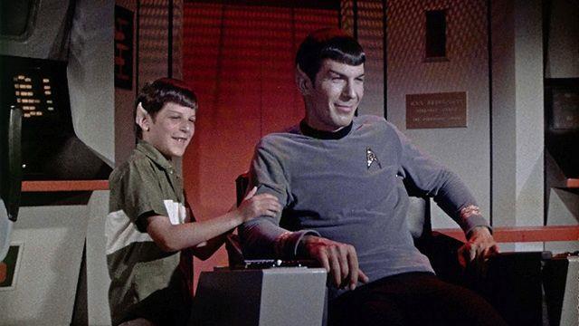 Adam e Leonard Nimoy sul set di Star Trek Leonard Nimoy in costume da Spock col giovane figlio Adam sul set di Star Trek
