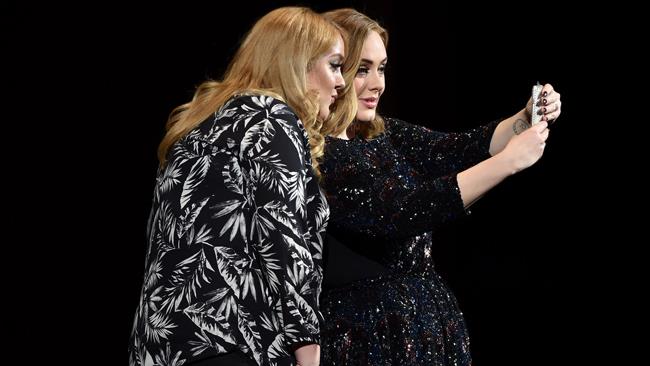 Adele scopre una sua sosia al concerto di Birmingham Adele e la sua sosia si scattano un selfie sul palco di Birmingham
