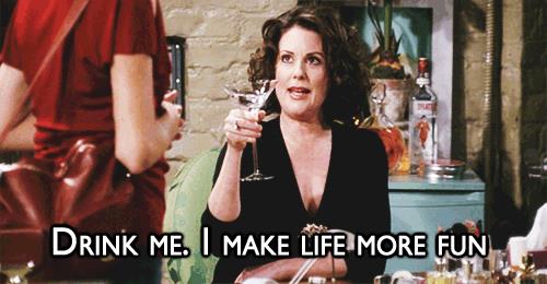 Karen Walker di Will & Grace non dice mai di no a un cocktail Will & Grace: Karen beve un cocktail