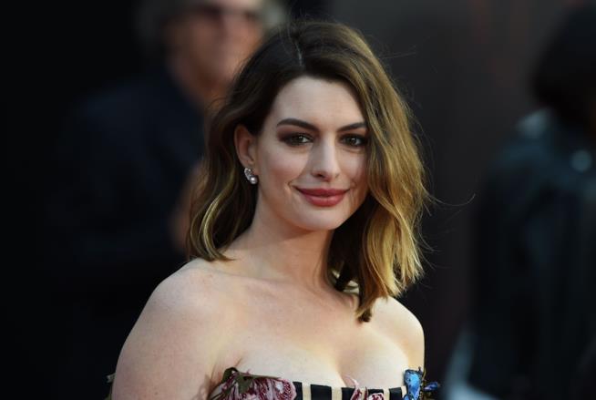 Anne Hathaway si rivolge alle mamme su Instagram Primo piano di Anne Hathaway