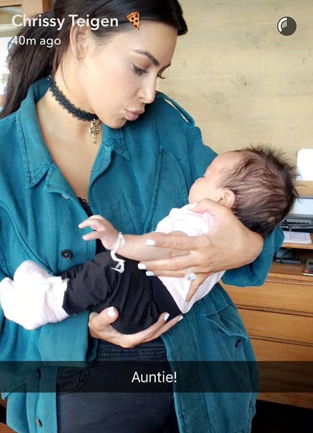 Kim Kardashian ha cullato la figlia di John Legend e Chrissy Teigen Primo piano di Kim Kardashian con la piccola Luna