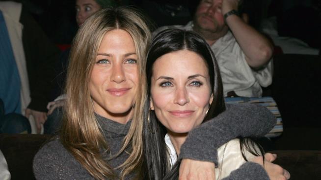 Courteney Cox chiede di lasciare in pace l'amica Jennifer Aniston in merito al divorzio dei Brangelina Courteney Cox e Jennifer Aniston insieme a un evento ufficiale