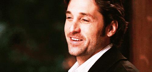 Derek Shepherd con un filo di barba. Una gif di Derek Shepherd, con un filo di barba, che sorride.