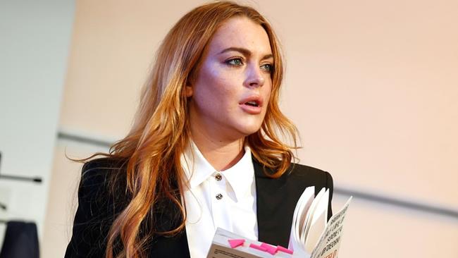 Amore finito tra Lindsay Lohan e Egor Tarabasov: l'attrice ha accusato il fidanzato di aver cercato di ucciderla Lindsay Lohan sul palco durante una rappresentazione teatrale
