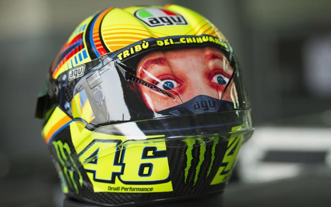 MotoGP 18, il primo video gameplay porta in pista Valentino Rossi Il casco 2018 di Valentino Rossi