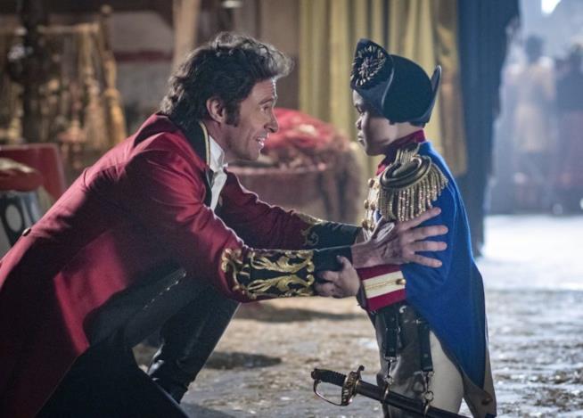 Hugh Jackman è al lavoro su un sequel di The Greatest Showman Hugh Jackman con Sam Humphrey in una scena di The Greatest Showman