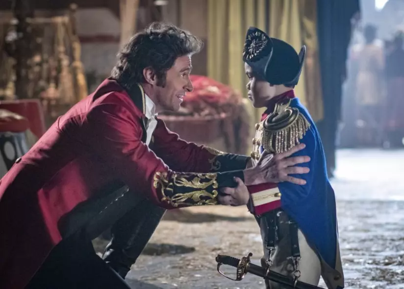 Hugh Jackman è al lavoro su un sequel di The Greatest Showman Hugh Jackman con Sam Humphrey in una scena di The Greatest Showman