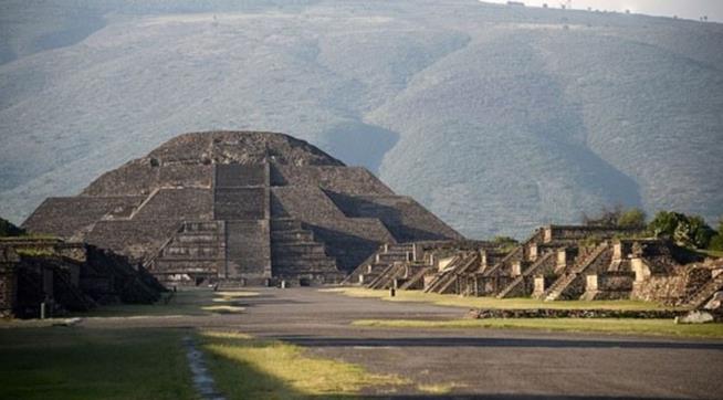 Sotto la Piramide della Luna c'è un tunnel segreto dei Toltechi Piramide della Luna in Messico