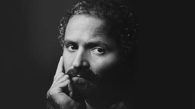 American Crime Story 3 tratterà l'omicidio dello stilista Versace Una foto in bianco e nero di Gianni Versace