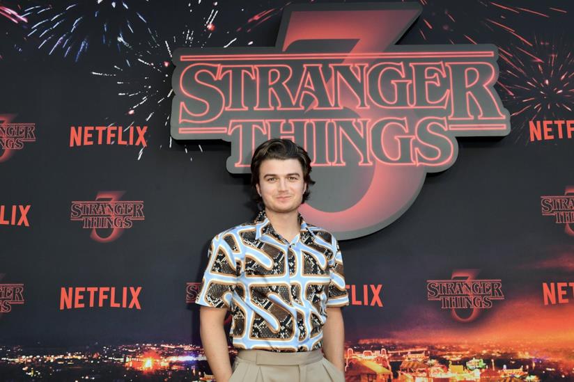 Joe Keery ha tagliato i capelli e i fan non ne sono contenti Joe Keery alla prima di Stranger Things 3