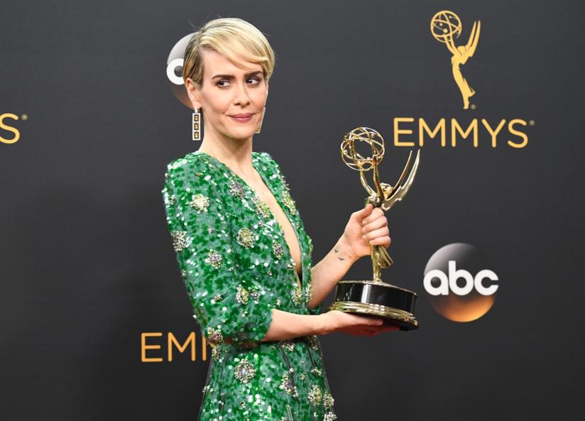 Sarah Paulson ha vinto un Emmy per il ruolo di Marcia Clark Sarah Paulson impugna orgogliosa il suo Emmy