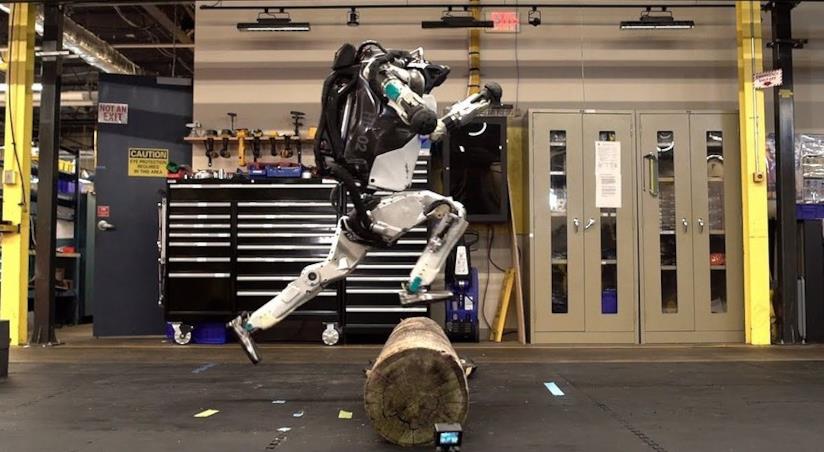 Il robot Atlas di Boston Dynamics fa parkour in un nuovo video Il robot Atlas in uno screen del video di Boston Dynamics