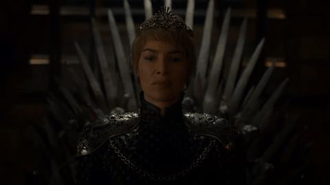 Cersei siede, preoccupata, sul Trono di Spade Cersei Lannister nella stagione 6 di Game of Thrones