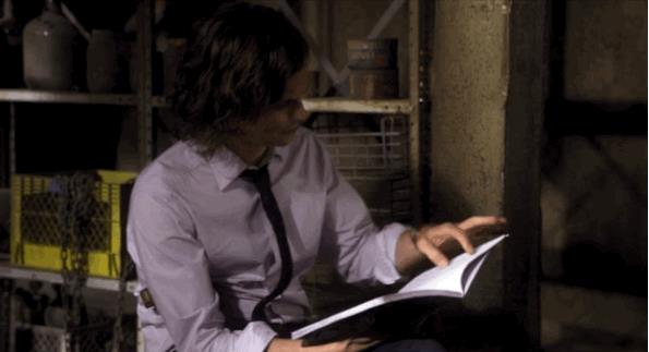 Spencer Reid non perde mai tempo per leggere Spencer Reid legge appena può