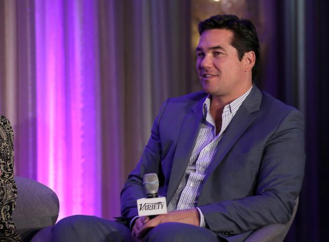 Dean Cain diventa un poliziotto vero, di riserva. Sarà ancora un eroe Mezzobusto di Dean Cain in studio con microfono in mano, su sfondo di luce violacea