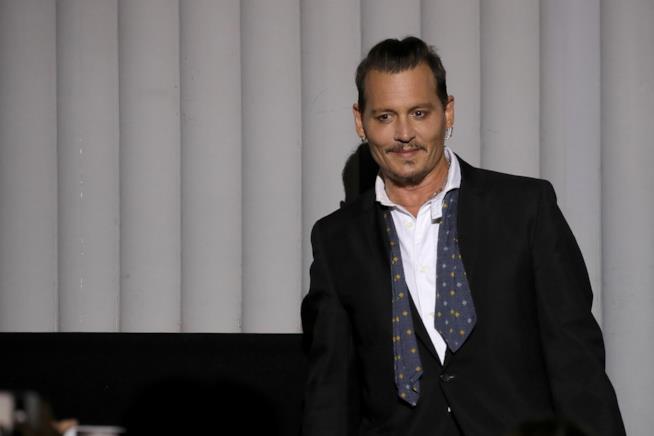 Johnny Depp avrebbe a disposizione nuove prove per screditare le accuse dell'ex-moglie Amber Heard Johnny Depp durante una prèmiere