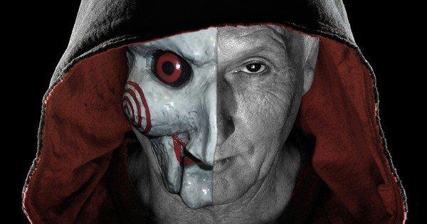 Jigsaw nel film Saw-L'Enigmista Jigsaw maschera a metà