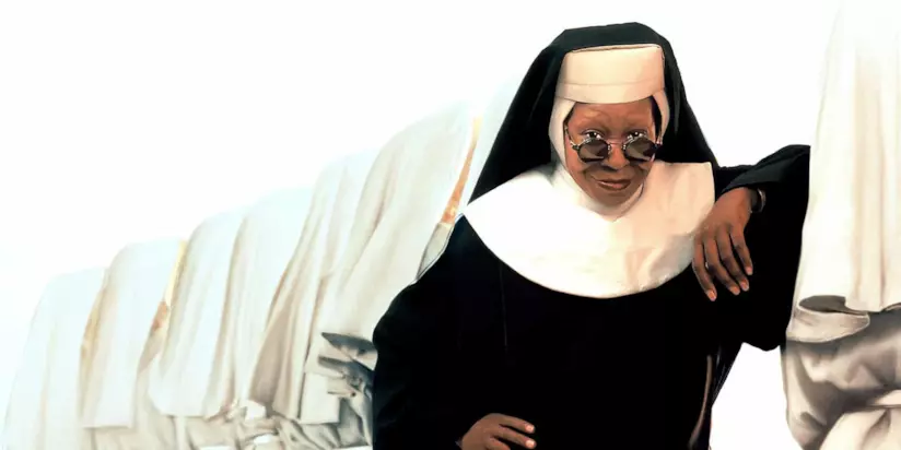 Whoopi Goldberg torna nei panni della suora cantante nel musical di Londra Whoopi Goldberg con il vestito da suora e gli occhiali da sole