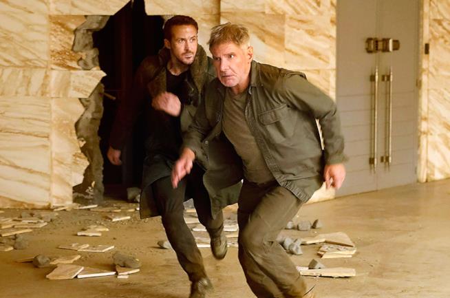 Ford e Gosling nelle nuove foto dal set di Entertainment Weekly Harrison Ford e Ryan Gosling fuggono durante una scena del film