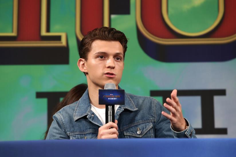 Uncharted: in arrivo un nuovo regista a dirigere Tom Holland Tom Holland parla al microfono