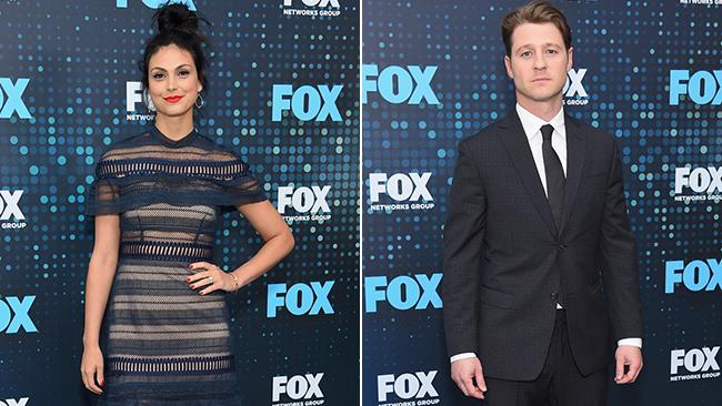 Morena Baccarin e Benjamin McKenzie si sono sposati Morena Baccarin e Benjamin McKenzie agli Upfront di FOX