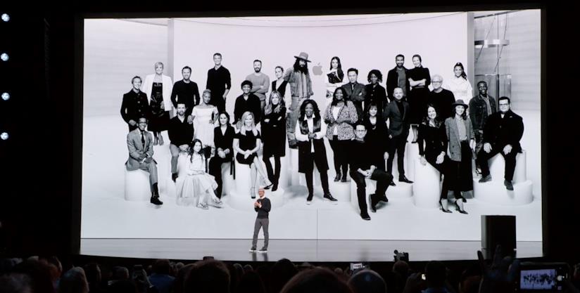 Apple rinnova i suoi servizi: tutte le novità dall'evento del 25 marzo Tim Cook sul palco dello Steve Jobs Theater, all'evento It's Show Time