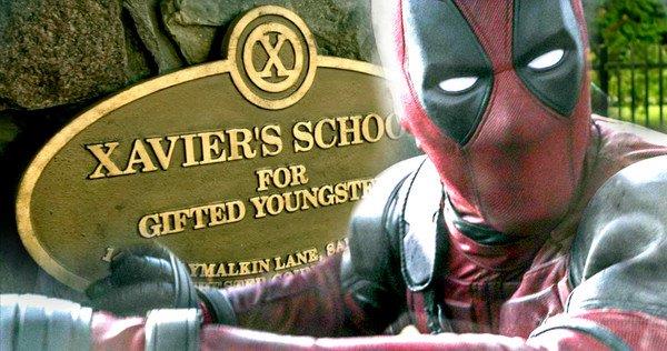 Che cosa ci fa Deadpool a casa Xavier? Deadpool ha deciso di far visita alla X-Mansion come dimostra l'iconica targa