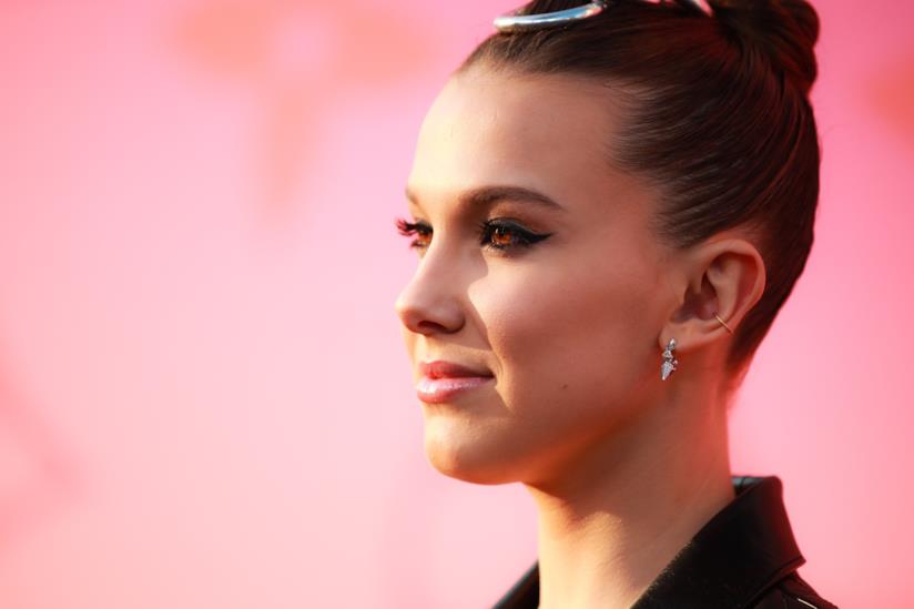 Millie Bobby Brown rivela il look di Enola Holmes in un selfie Profilo di Millie Bobby Brown