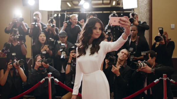 Selena Gomez, selfie sul red carpet Selena Gomez si scatta un selfie sul red carpet con alle spalle i fotografi