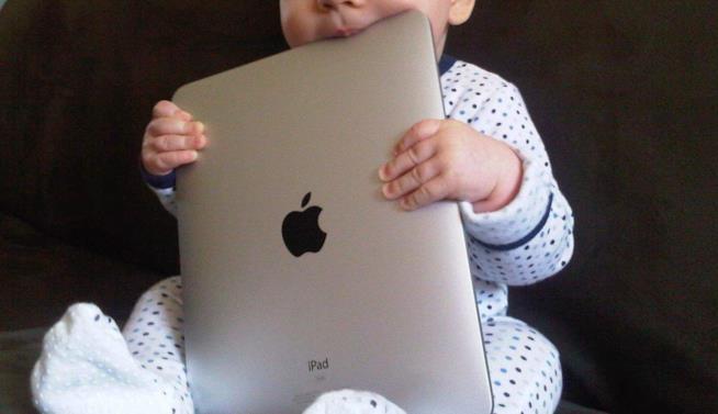 iPad bloccato fino al 2067, il racconto di un padre "vittima" di suo figlio Un bimbo con un iPad tra le mani