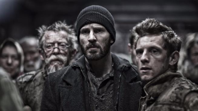 TNT ha ordinato l'episodio pilota di Snowpiercer Chris Evans, Jamie Bell e John Hurt in una scene di Snowpiercer (2013)