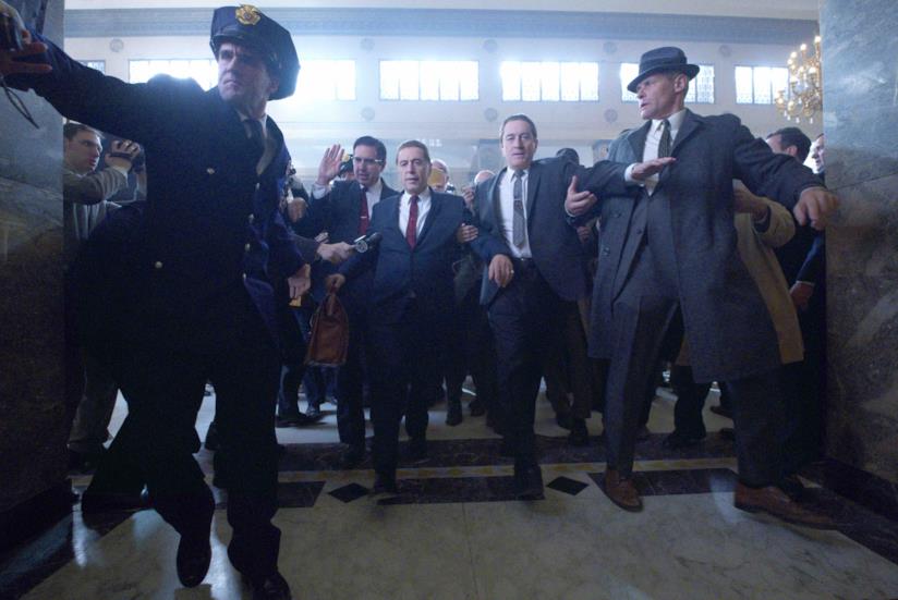 The Irishman si mostra nelle prime immagini, in attesa del debutto al New York Film Festival Al Pacino e Robert De Niro mentre si fanno spazio tra la folla, in una scena del film The Irishman