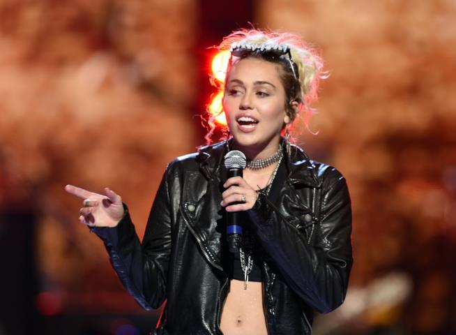 MIley Cyrus dice la sua sul termine bisessuale Primo piano di Miley Cyrus