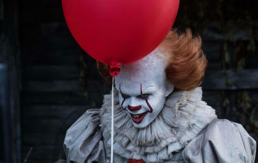 La nuova edizione di IT in libreria It con il palloncino in mano