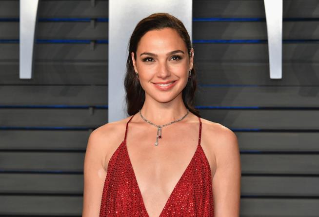Gal Gadot: da Wonder Woman a Hedy Lamarr? Un elegante mezzo primo piano di Gal Gadot