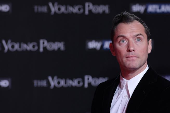 Jude Law è stato scelto per interpretare il giovane Silente nella saga Animali Fantastici Jude Law alla prima di The Young Pope